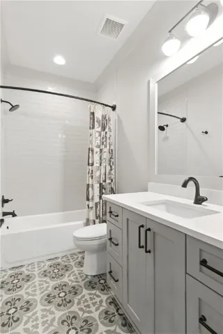 Bedroom 4 En-Suite bath