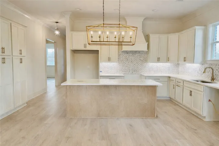 BEAUTIFUL BRIGHT KITCHEN!