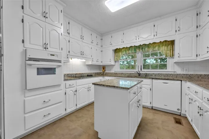 44 Nunnally Lake Road, Ohatchee, Alabama 36271