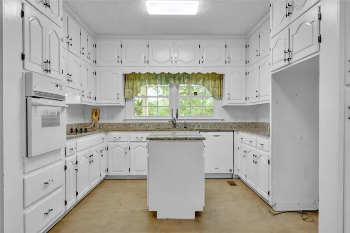 44 Nunnally Lake Road, Ohatchee, Alabama 36271