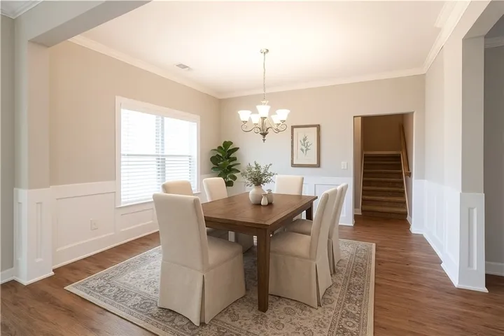 Virtually staged dining room
