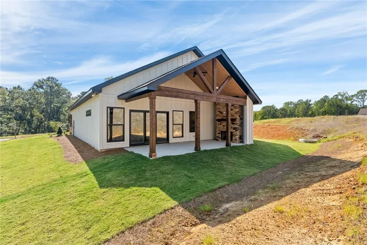 *RENDERINGS &
PHOTOGRAPHY INCLUDED DOES NOT REPRESENT THE ACTUAL PROPERTY AND IS TO BE USED FOR VISUAL
PURPOSES ONLY. FINISHES WILL DIFFER.