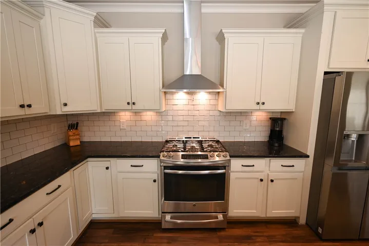 Tiled back splash & under cabinet lighting