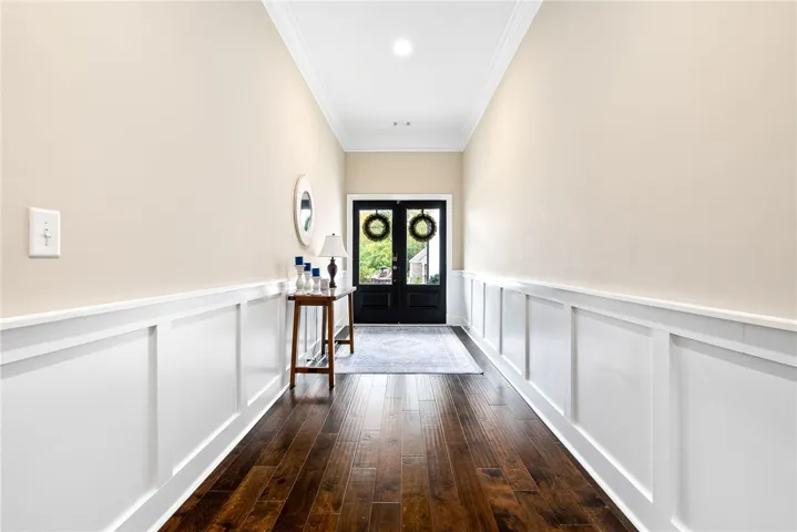 Majestic large entry foyer
