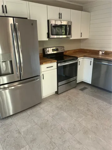 Beautiful kitchen with all appliances