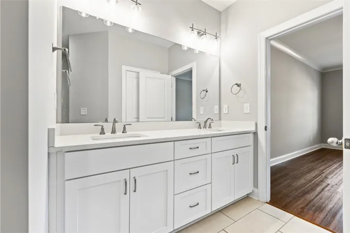 en suite bathroom with double vanity