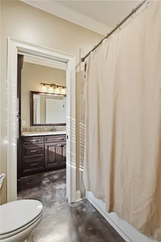 downstairs jack-n-jill toilet and shower/tub combo