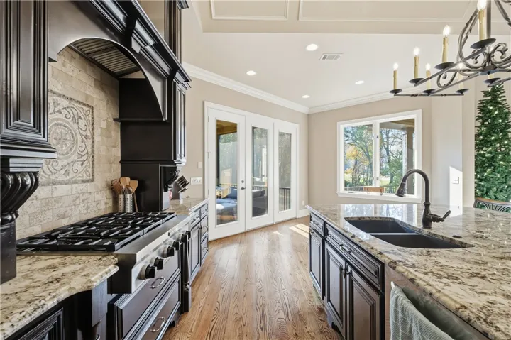 Breakfast nook area with access to the screened in porch