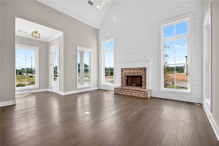 18' vaulted ceilings