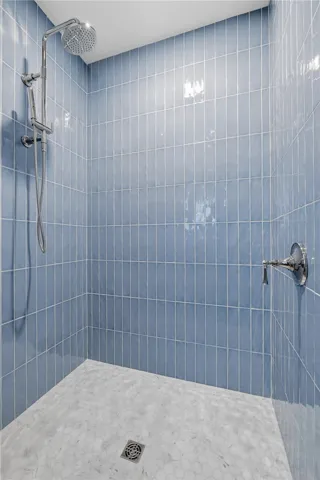 Beutiful Tile (that goes ALL the way to the ceiling!!) but My Favortie, That Shaving​​‌​​​​‌​​‌‌​‌‌​​​‌‌​‌​‌​‌​​​‌​​ Niche!