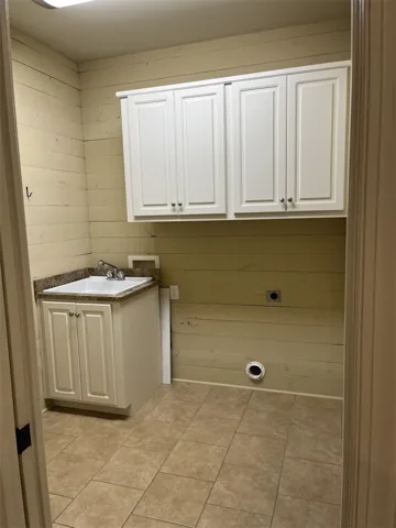 Laundry Room w Sink