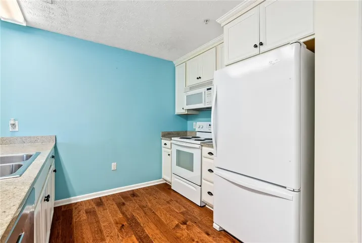 Kitchen fridge & oven