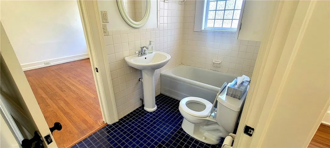 Jack 'n Jill Bathroom 2