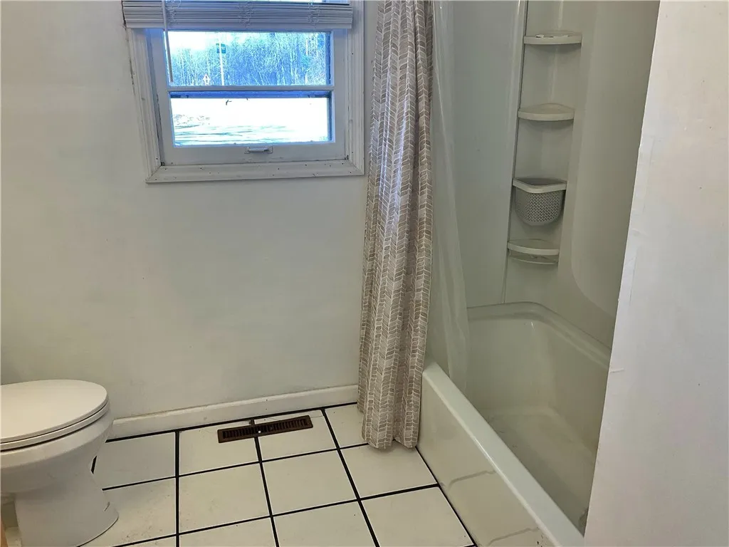 Main floor full bathroom
