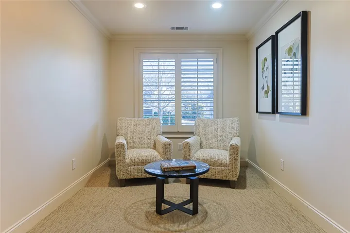 Reading or Sitting area in Guestroom