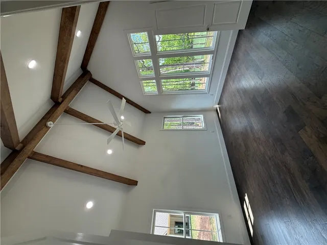 This airy space features exposed beams and abundant natural light, creating an inviting atmosphere.