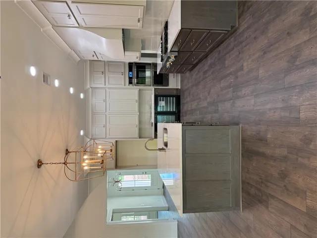 This modern kitchen features spacious countertops and sleek appliances, perfect for entertaining.