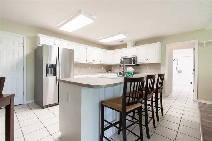Kitchen Island/Breakfast Bar