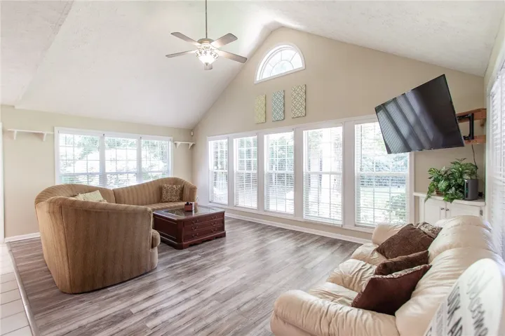 Keeping Room with lake view