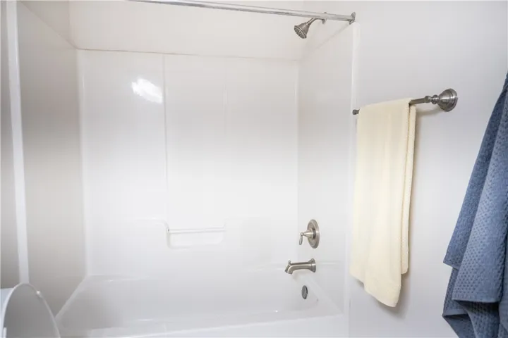 Full bathroom #2