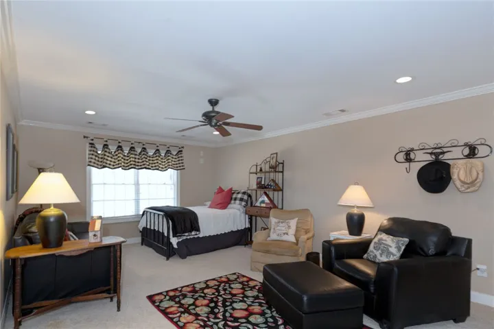 2nd story large bedroom, flex space