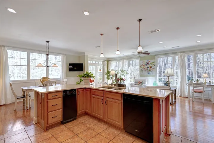 No overhead lights needed with all of this sunlight