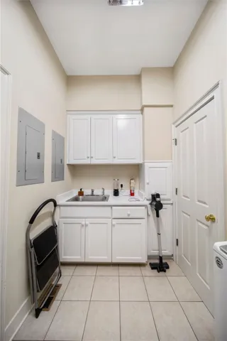 Spacious laundry room.