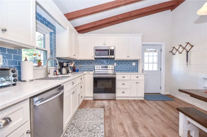 304 Bay Pine Island Road, Jacksons Gap, Alabama 36861