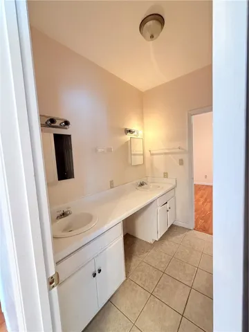 Bathroom 4 Jack-n-jill