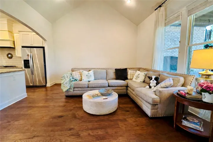 Spacious Greatroom with Vaulted Ceiling