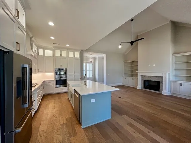 Soft Close Cabinetry W/ SS appliances - Thermador gas cooktop W/ Bosch Wall Oven, Microwave , Dishwasher & Frech Door Refrigerator!