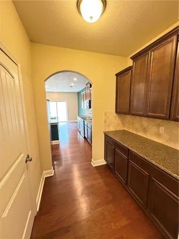 Butlers Pantry w/walk-in pantry