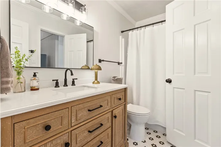 Owner's ensuite with beautiful updates!!  (Also has door to hall for guests)