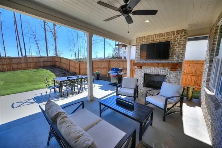 Large covered back patio!