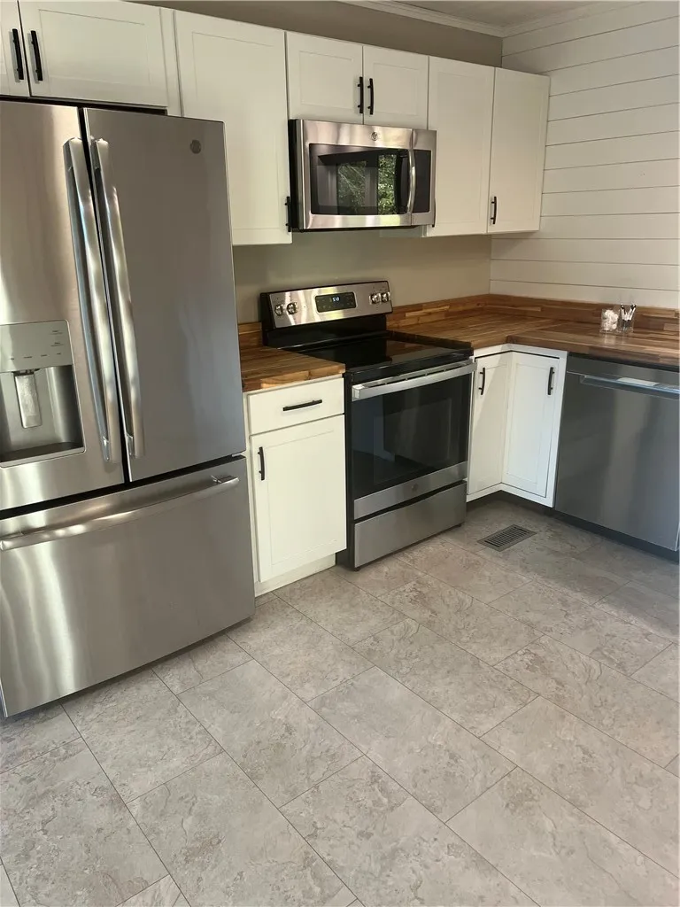 Beautiful kitchen with all appliances