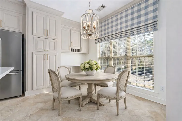 This photo is virtually staged to visualize the space.
