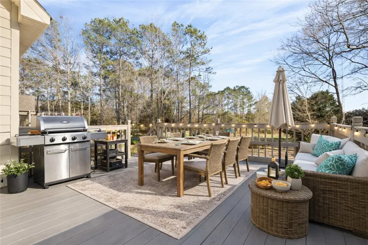 This photo is virtually staged to visualize the space.