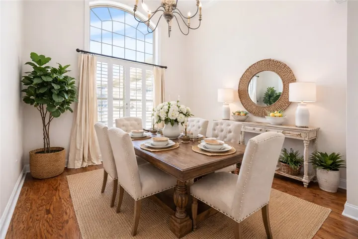 This photo is virtually staged to visualize the space.