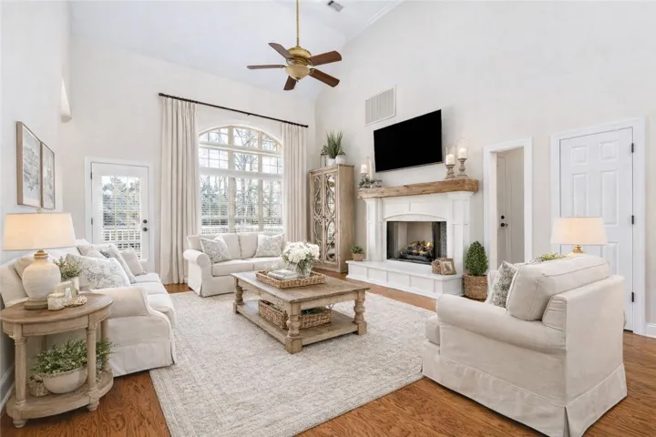 This photo is virtually staged to visualize the space.