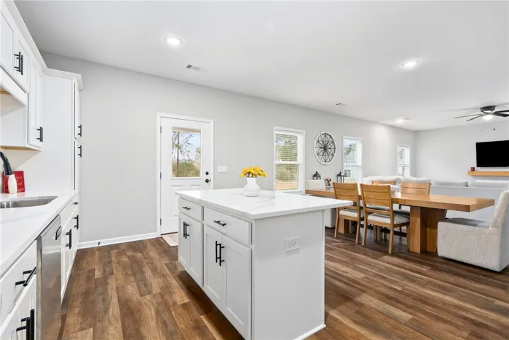 Enjoy all the family and guests while cooking or entertaining from this great open space