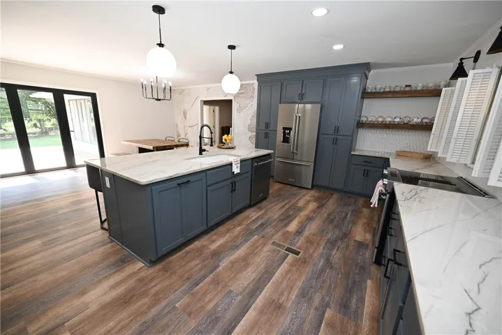 Island bar seating, and natural stone countertops!