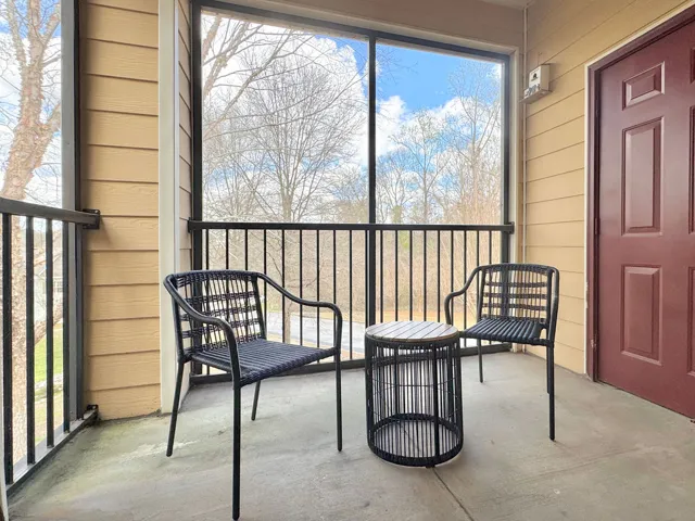Serene Screened Porch overlooks pond w/fountain!