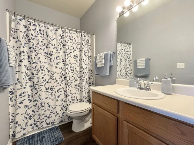 Bathroom 2 with tub/shower