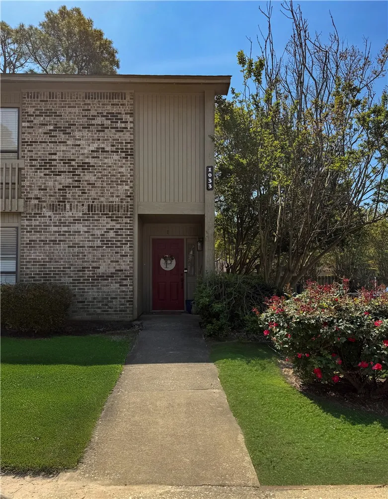 A lovely end-unit condo across from the Auburn University Veterinary School.
