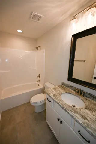 Upstairs full bath.