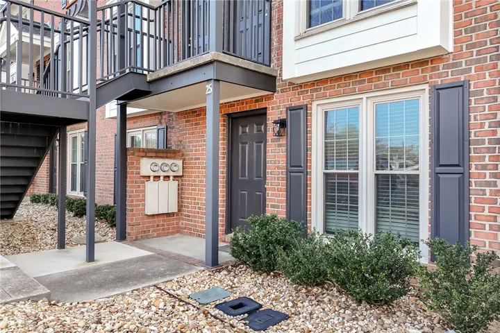 College Square Unit 25