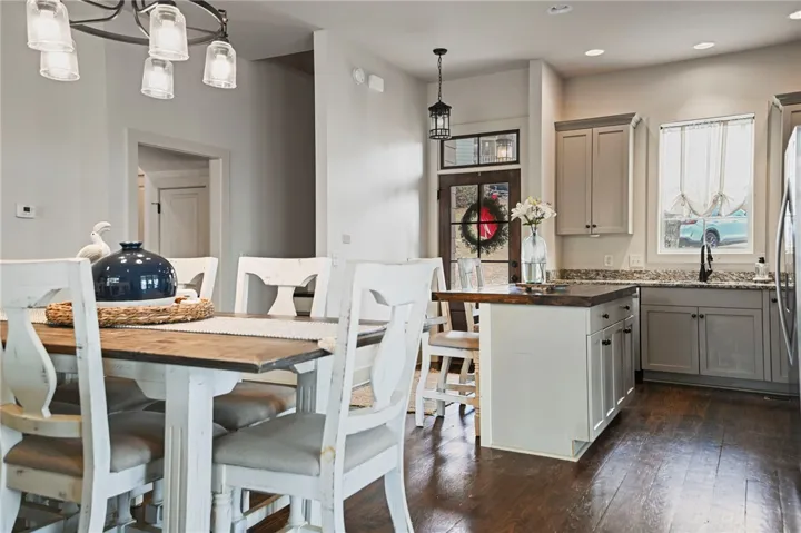 An inviting eat-in kitchen with a kitchen island and rich hardwood flooring, perfect for gatherings.