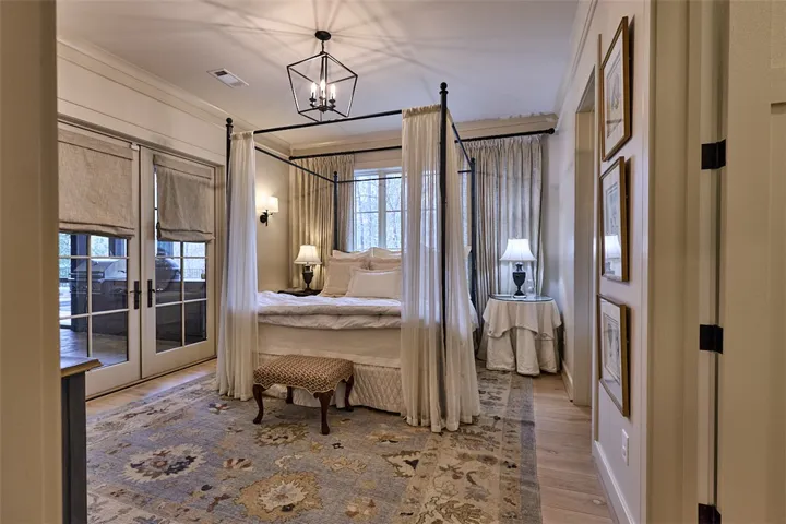 Downstairs en suite.