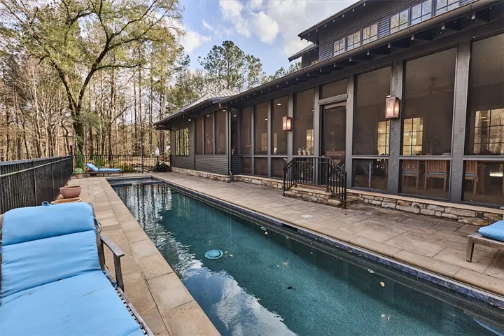 That pool and that porch.