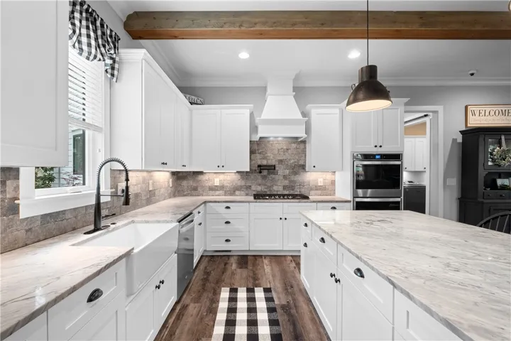 Continuity of the ceiling beams from the living room enhances the home’s cohesive design.
